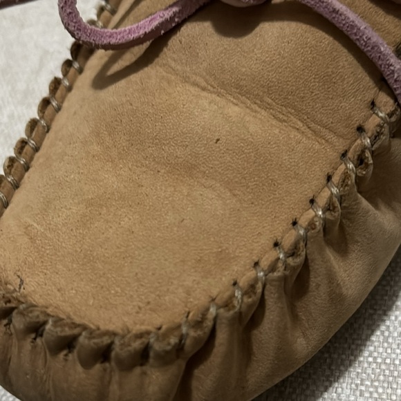 UGG Sz 8 Dakota Moccasins in Tobacco with Lavender Ties - Picture 15 of 16